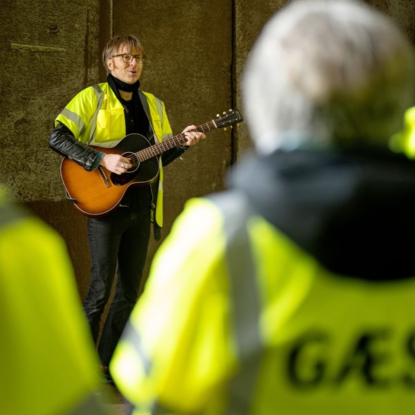 Bertel Nygaard leder fællessang