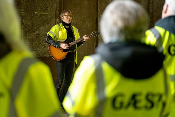 Bertel Nygaard leder fællessang
