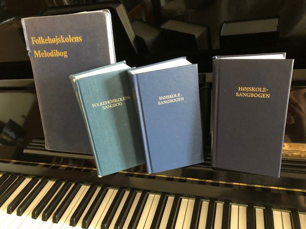 Højskolesangbøger 17.-19. udgave. Foto Mette Thue for Sangens Hus