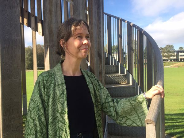 Anne Odgaard ved samtaletårnet på Silkeborg Højskole. Foto: Mette Thue 