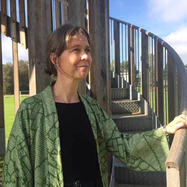 Anne Odgaard ved samtaletårnet på Silkeborg Højskole. Foto: Mette Thue