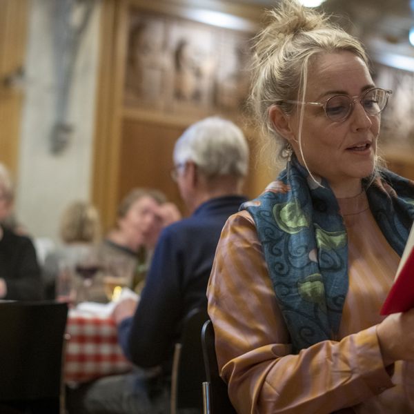 Der synges fra lommeudgaven af Arbejdersangbogen