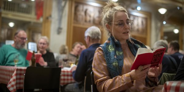 Der synges fra lommeudgaven af Arbejdersangbogen