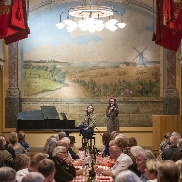 Sangvært Mikkel Skovgaard og Josefine Albris ved fællessangsarrangement på Arbejdermuseet