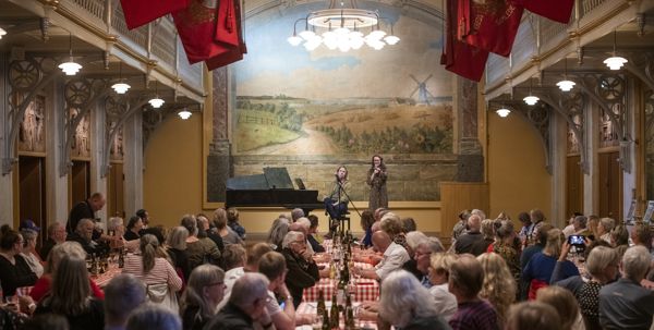 Sangvært Mikkel Skovgaard og Josefine Albris ved fællessangsarrangement på Arbejdermuseet